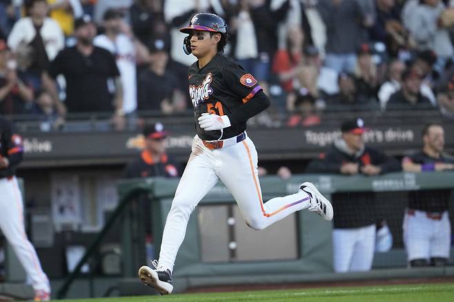 샌프란시스코 자이언츠 이정후가 1회말 볼넷으로 출루한 뒤 도미닉 스미스의 적시타로 홈을 밟고 있다. AP연합뉴스