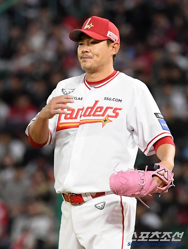 17일 인천 SSG랜더스필드에서 열린 SSG 랜더스와 한화 이글스의 경기. SSG 노경은이 숨을 고르고 있다. 인천=박재만 기자 pjm@sportschosun.com/2025.04.17/