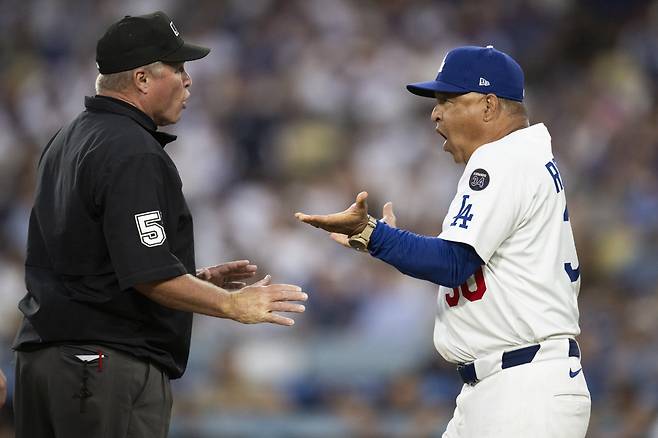 로버츠 감독이 마빈 허드슨 2루심에 항의하고 있다. AP연합뉴스