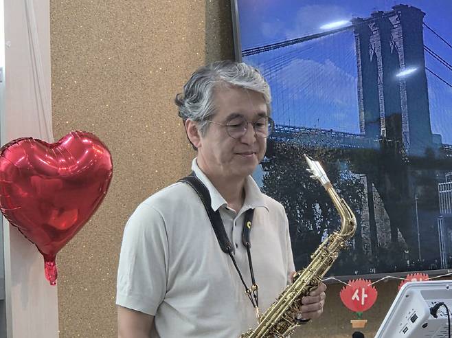 김호겸 정관장스포츠단 고문이 경기 파주의 한 노인복지센터에서 색소폰 연주 봉사를 하고 있다. 사진제공=유튜브 '김호겸의 유랑악단'