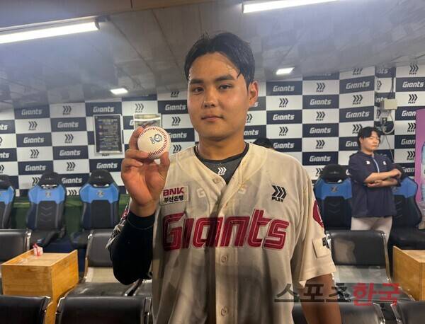 홈런공을 들고 있는 박재엽. ⓒ스포츠한국 심규현 기자