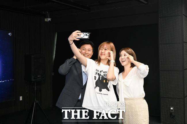 조용익 부천시장이 '영톡스클럽'에서 유한대 학생들과 셀카를 찍고 있다./부천시