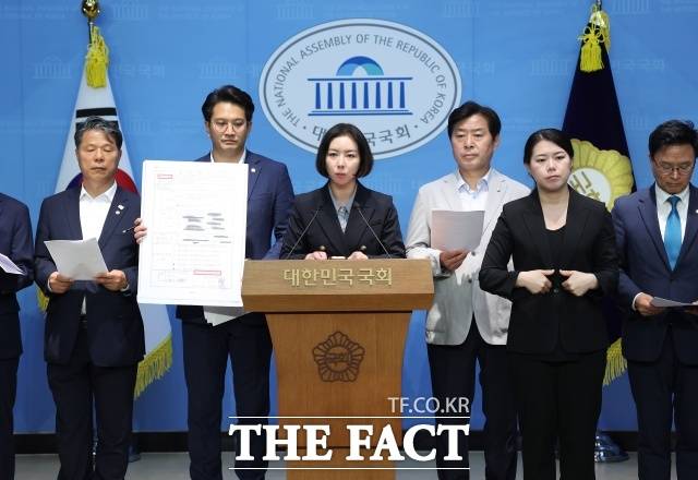 임세은 전 청와대 부대변인이 18일 오전 서울 여의도 국회 소통관에서 열린 '대장동 사건 관련 정치검찰 규탄 및 처벌 촉구 기자회견'에서 김용 전 민주연구원 부원장의 압수 조서에 대해 설명하고 있다. /뉴시스