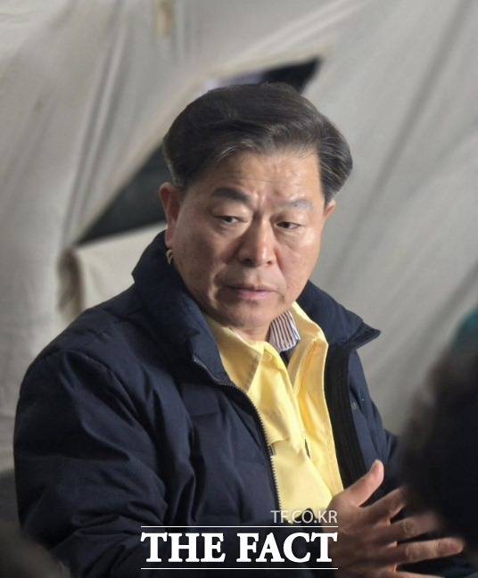 박승원 광명시장이 지난 4월 12일 신안산선 공사장 붕괴 사고 현장에서 긴급회의를 주재하고 있다./광명=김동선 기자