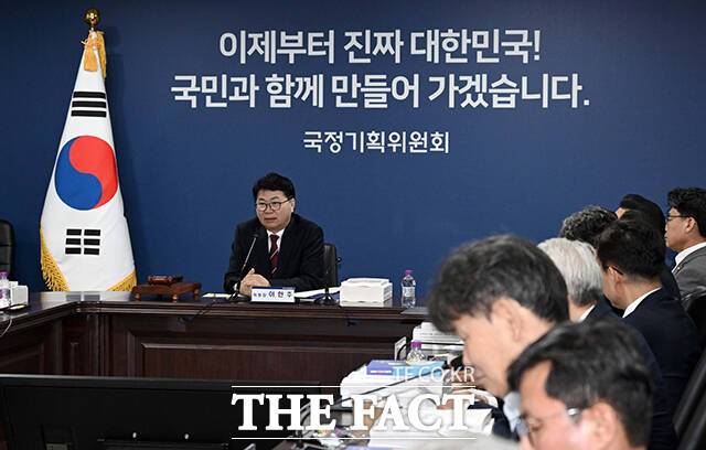 국정기획위는 18일 다양한 사회 현안에 대한 국민의 집단지성과 참여를 바탕으로 국민의 의견을 폭넓게 수렴하고, 이를 국정과제에 직접 반영하기 위한 '온라인 국민 소통 플랫폼'(소통 플랫폼) '(가칭)이재명 대통령에게 바란다'를 선보였다고 밝혔다. 이한주 국정기획위원회 위원장이 지난 16일 서울 종로구 정부서울청사 창성동 별관에서 열린 1차 전체 회의에서 모두 발언하고 있다. /임영무 기자