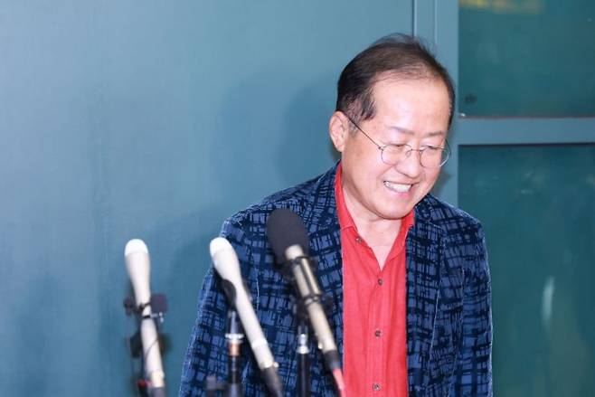 홍준표 전 대구시장이 17일 인천국제공항 제1여객터미널을 통해 귀국했다. 연합뉴스