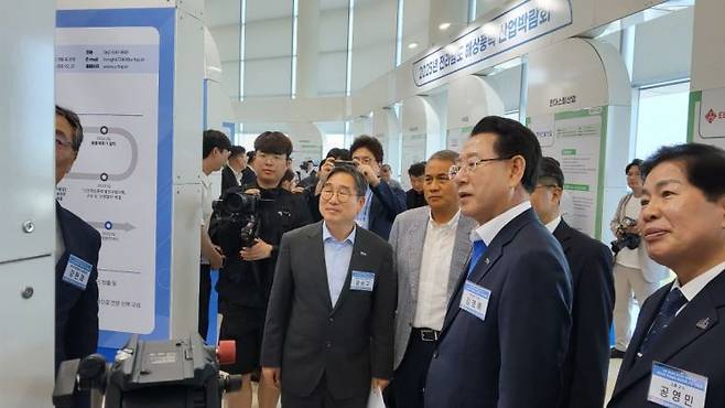 김영록 전남도지사가 '전라남도 해상풍력산업 박람회'행사가 마무리 된 후 여수엑스포컨벤션홀1층과 2층에 마련된 부스들을 돌며 업체들의 기술력 및 여러 애로사항들을 청취하고 있다. 심진석 기자