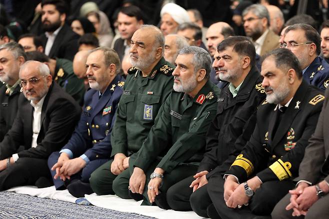 하메네이 최측근으로 분류되는 이란 이슬람 혁명 수비대 사령관 호세인 살라미(오른쪽 4번째)와 IRGC 항공우주군 사령관 아미르 알리 하지자데(오른쪽 3번째)가 2025년 1월 테헤란에서 최고 지도자와 관리들과 회의에 참석한 모습. /연합뉴스