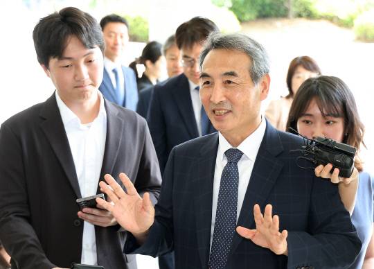 윤석열 전 대통령의 부인 김건희 여사에 대한 의혹을 수사할 민중기 특별검사가 박세현 서울고등검찰청장 면담을 위해 18일 서울 서초구 서울고검으로 향하고 있다. 연합뉴스