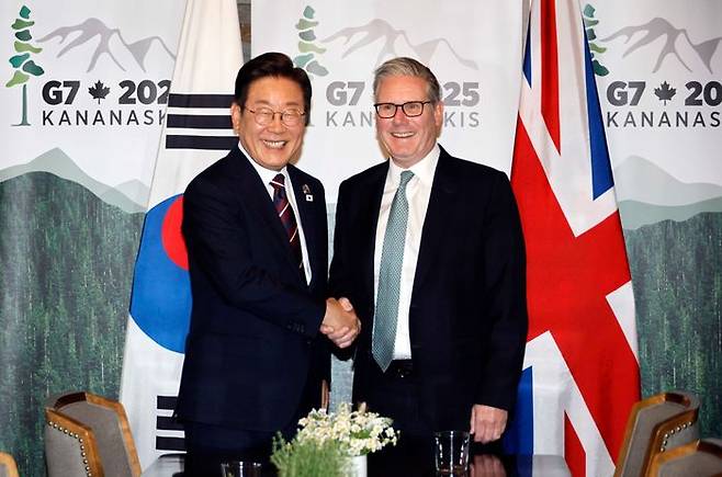 이재명 대통령이 17일(현지 시간) 캐나다 앨버타주 카나나스키스 주요 7개국(G7) 정상회의장에서 키어 스타머 영국 총리를 만나 한-영국 정상회담을 하며 악수하고 있다. ⓒ뉴시스