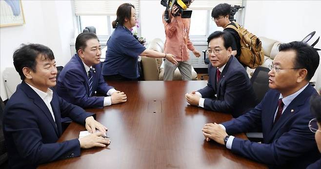 김병기 더불어민주당 원내대표와 송언석 국민의힘 원내대표 등 여야 원내지도부가 18일 오후 서울 여의도 국회 더불어민주당 원내대표실에서 회동하고 있다. ⓒ데일리안 홍금표 기자