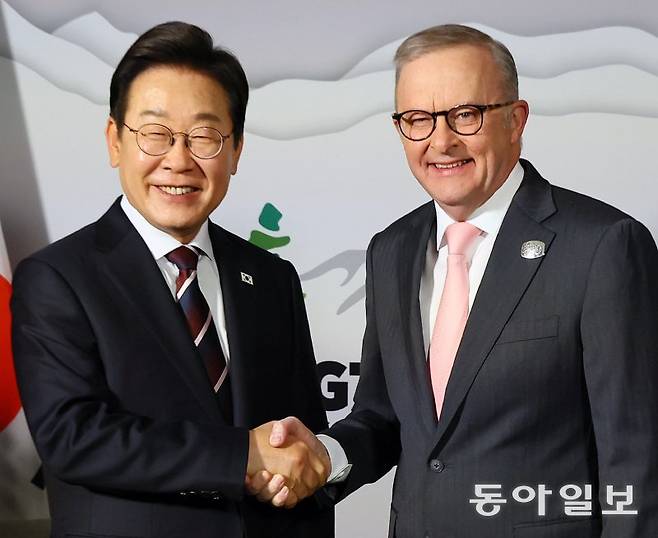 이재명 대통령과 앤서니 앨버니지 호주 총리가 16일(현지 시간) 주요 7개국(G7) 정상회의가 열리고 있는 캐나다 앨버타주 캘거리의 한 호텔에서 정상회담을 열고 악수하고 있다. 캘거리=송은석 기자 silverstone@donga.com