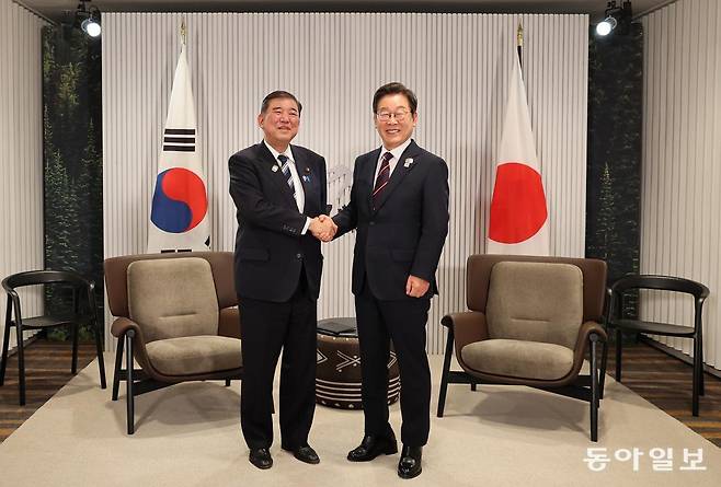 이재명 대통령이 17일(현지시간) 캐나다 앨버타주 카나나스키스 주요 7개국(G7) 정상회의장에서 열린 한일 정상회담에서 밝게 웃으며 악수를 하고 있다. 카나나스키스=송은석 기자 silverstone@donga.com