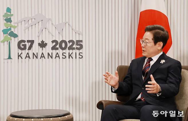 이재명 대통령이 17일(현지시간) 캐나다 앨버타주 카나나스키스 주요 7개국(G7) 정상회의장에서 열린 한일 정상회담에서 이시바 시게루 일본 총리와 환담을 갖고 있다. 카나나스키스=송은석 기자 silverstone@donga.com