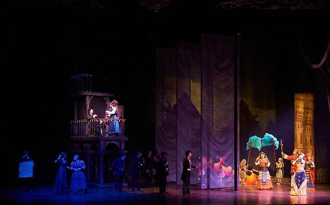 뮤지컬 ‘팬텀’에서 팬텀(에릭)이 크리스틴에게 몰래 노래를 가르치고 있는 모습과 파리오페라극장에서 오페라가 공연되는 장면을 한 무대에 담았다. EMK뮤지컬컴퍼니 제공