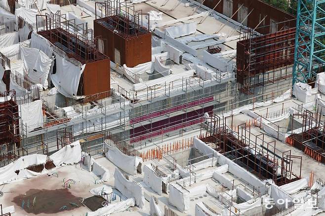 18일 건설 중단된 서울 성동구 용답동 청년주택 신축공사 현장의 모습. 박형기 기자 oneshot@donga.com