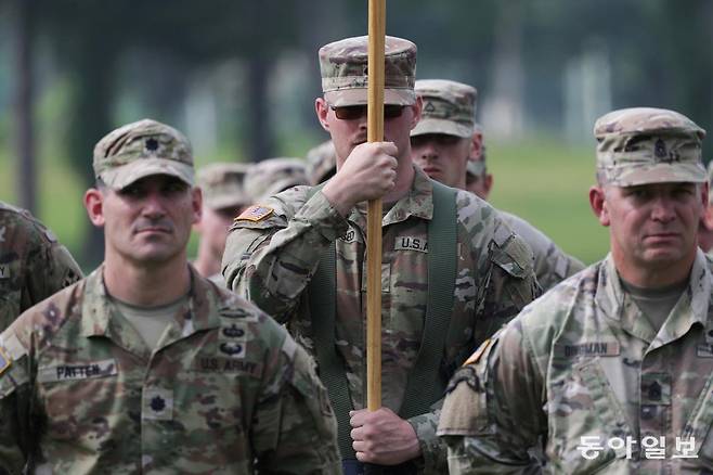 18일 경기 동두천시 캠프 케이시에서 열린 주한미군 순환 배치 여단 임무 교대식에서 한반도에 새로 배치된 ‘레이더 여단’ 장병이 부대기를 들고 있다. 동두천=박형기 기자 oneshot@donga.com