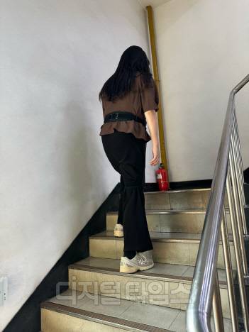 윔S를 착용하고 등산모드로 기자가 계단을 오르는 모습.