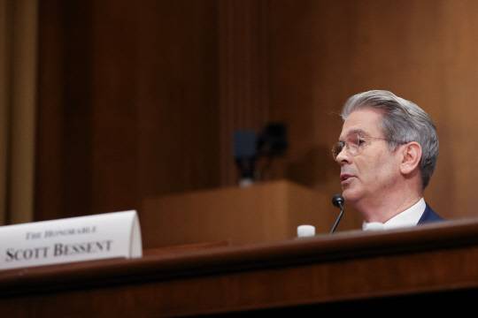 스콧 베센트 미국 재무장관이12일(현지시간) 워싱턴 DC 의사당에서 열린 상원 재무위원회 청문회에 출석해 증언하고 있다. 이날 청문회는 '대통령의 2026회계연도 재무부 예산안 및 세제 개편'을 주제로 열렸다. 연합뉴스.