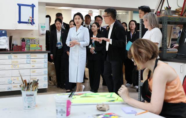 G7 정상회의에 참석하는 이재명 대통령과 함께 캐나다를 방문한 김혜경 여사가 17일(현지시간) 캘거리 국립장애인예술센터에서 창작공간을 둘러보고 있다. 연합뉴스.