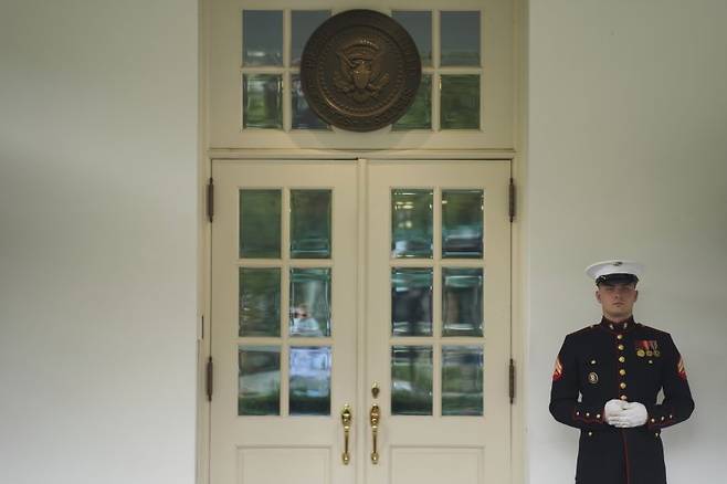 17일(현지시간) 미국 워싱턴 D.C. 백악관에서 도널드 트럼프 대통령이 회의를 진행 중인 가운데 미국 해병대원이 회의장 앞에 서 있다. AP연합뉴스