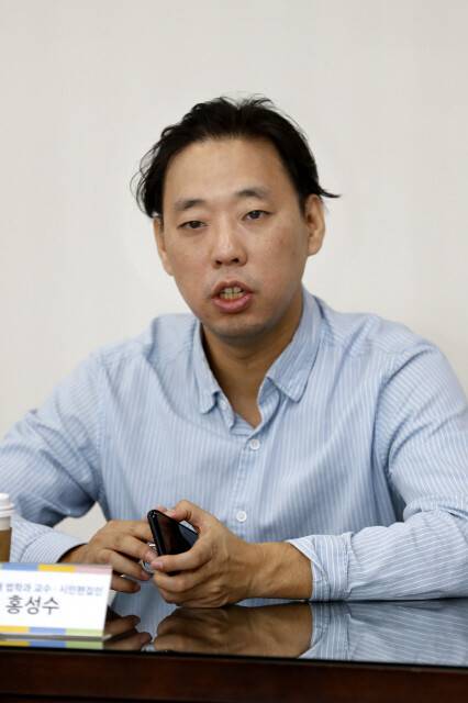 홍성수 교수. 이정아 기자 leej@hani.co.kr