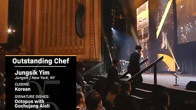 ‘제임스 비어드 어워드’ 수상 발표 직후 연단에 오르는 임정식 셰프. 제임스 비어드 재단 누리집 갈무리