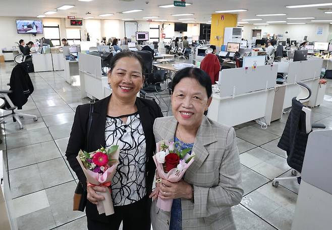 베트남전 민간인학살 생존자인 두 명의 응우옌티탄씨가 18일 오전 서울 마포구 공덕동 한겨레신문 7층 뉴스룸국을 찾아 활짝 웃고 있다. 왼쪽이 퐁니 출신 응우옌티탄, 오른쪽이 하미 출신 응우옌티탄 씨다. 신소영 기자 viator@hani.co.k.r