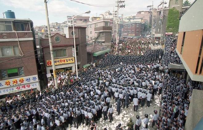 25년 전인 2000년 6월27일 고엽제후유의증전우회 회원 2000여명이 한겨레신문사 앞에서 난동을 부리다가 전투경찰과 대치하는 모습. 한겨레 자료사진