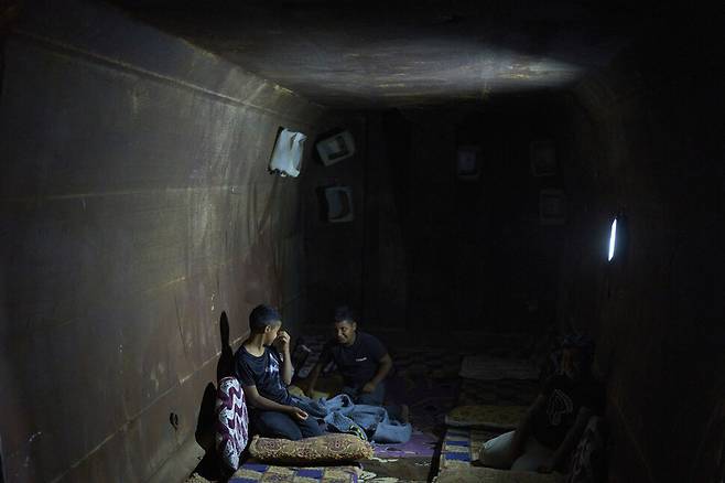17일(현지시각) 이스라엘 남부 알 푸라 마을에 사는 베두인 가족이 임시 방공호 안에 앉아있다. AP 연합뉴스