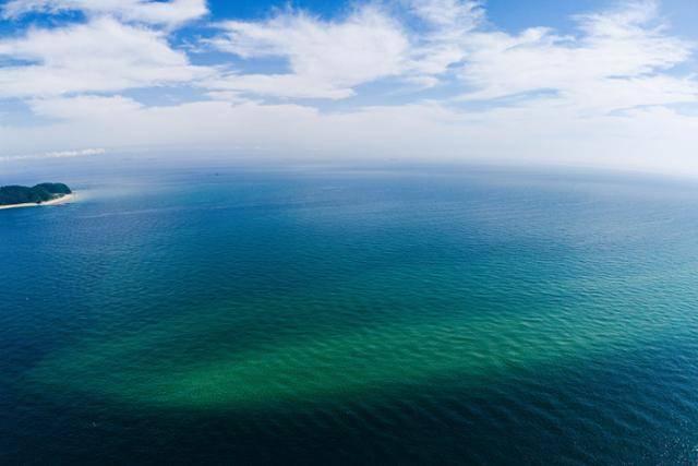 인천 옹진군 대이작도 풀등이 만조 때에 수면 아래로 흐릿하게 보인다.