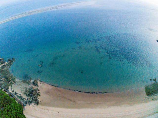 작은풀안 해수욕장 앞 바다가 수면 아래 암초와 모래가 선명히 보일 만큼 투명하다.