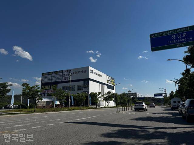 4일 충북 음성군과 진천군 사이에 위치한 충북혁신도시의 한 도로에 차량 몇 대가 지나다니고 있다. 음성=오지혜 기자