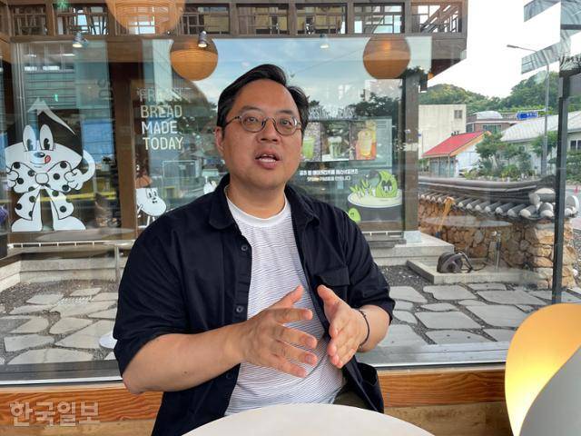 충남 공주 구도심에 활력을 불어넣은 권오상 퍼즐랩 대표가 자신의 경험을 토대로 균형발전 정책 변화 필요성에 대한 소신을 밝히고 있다. 공주=정민승 기자