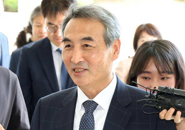 윤석열 전 대통령의 부인 김건희 여사에 대한 의혹을 수사할 민중기 특별검사가 박세현 서울고검장 면담을 위해 18일 서울 서초구 서울고검으로 향하고 있다. 연합뉴스