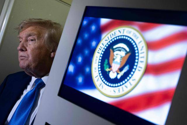 도널드 트럼프 미국 대통령이 16일 주요 7개국(G7) 정상회의가 열린 캐나다에서 워싱턴으로 돌아오는 대통령 전용기(에어포스원)에서 취재진 질문을 받고 있다. 로이터 연합뉴스