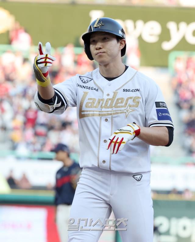 14일 오후 인천 SSG 랜더스필드에서 열린 2025 프로야구 롯데 와 SSG경기. SSG 박성한이 6회 주자 1,3루를 만드는 안타를 기록한 뒤 기뻐하고 있다 인천=정시종 기자 /2025.06.14.