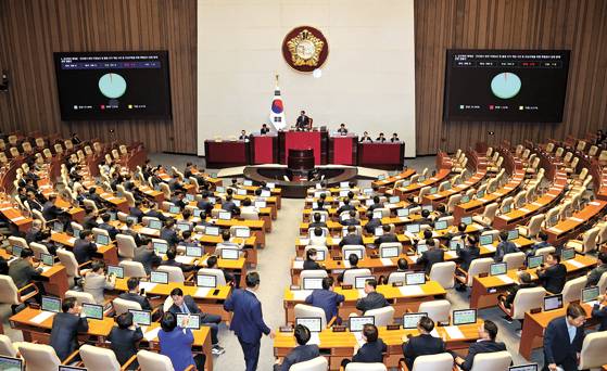 지난 5일 서울 여의도 국회에서 열린 제426회 국회(임시회) 제1차 본회의에서 김건희 특검법이 찬성 194표, 반대 3표, 기권 1표로 통과되고 있다. 뉴시스