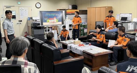 이오숙(가운데) 전북특별자치도소방본부장이 17일 전북자치도청 중앙지 기자실에서 간담회를 열고 전통시장 화재 안전망 구축을 위한 '지능형 출동 시스템'에 대해 설명하고 있다. 사진 전북특별자치도소방본부