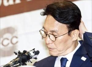 김민석 국무총리 후보자가 17일 서울 태평로 한국프레스센터에서 열린 외신기자 간담회에 참석해 자료를 살펴보고 있다. 연합뉴스