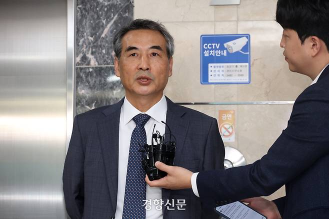 윤석열 전 대통령의 부인 김건희 여사 의혹을 수사할 민중기 특별검사가 17일 서울 서초구 사무실 앞에서 기자들의 질문에 답변하고 있다. 권도현 기자