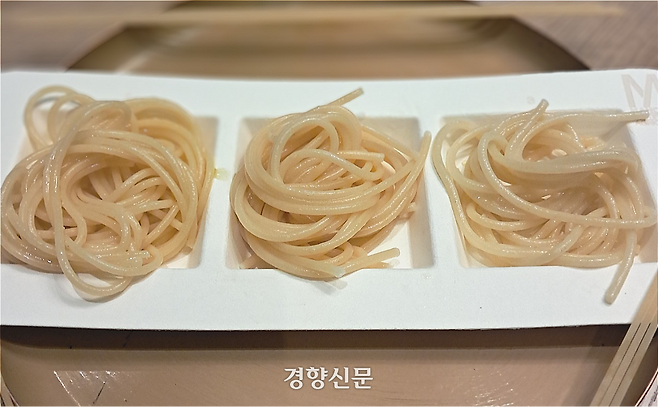 파스타면의 표면이 거칠수록 소스를 잘 흡수한다. 맨 오른쪽이 만치니의 스파게티면.