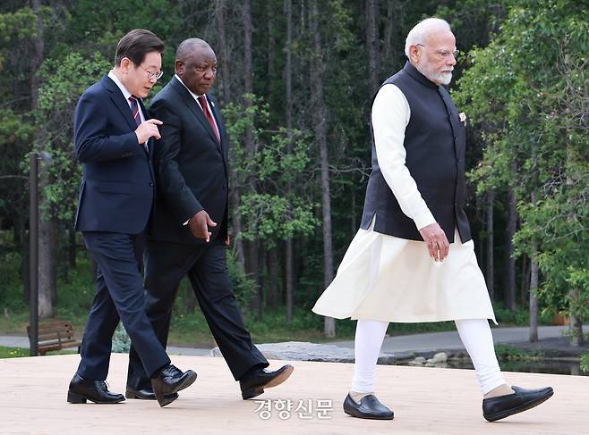 이재명 대통령이 17일(현지시간) 캐나다 앨버타주 카나나스키스 주요 7개국(G7) 정상회의장에서 기념 사진을 촬영하기 전 시릴 라마포사 남아프리카공화국 대통령과 대화를 하며 이동하고 있다. 김창길 기자