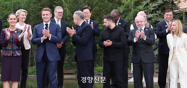 이재명 대통령이 17일(현지시간) 캐나다 앨버타주 캐내내스키스 주요 7개국(G7) 정상회의장에서 G7 및 초청국 정상들과 기념촬영을 마친 뒤 박수를 치고 있다. 김창길 기자