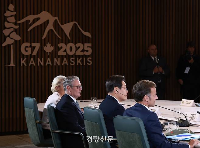 이재명 대통령이 17일(현지시간) 캐나다 앨버타주 카나나스키스 주요 7개국(G7) 정상회의장에서 업무 오찬을 겸해 열린 확대 세션에 참석해 있다. 대통령실사진기자단
