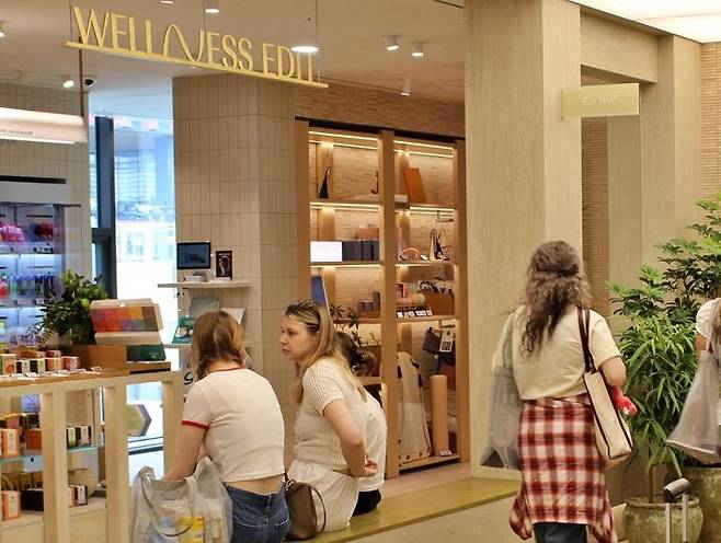 외국인들이 CJ올리브영 매장에서 웰니스 제품을 살펴보고 있다. CJ올리브영 제공