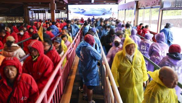 지난 11일 백두산 북파에서 백두산 천지로 올라가려는 관광객들이 줄지어 서 있다.