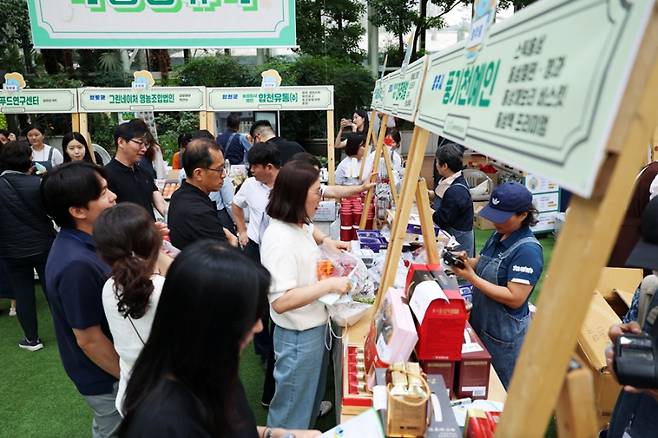 17일 한국수자원공사 다목적홀에서 열린 ‘K-water 이음장날’에 참가한 낙동강유역 농가. 한국수자원공사