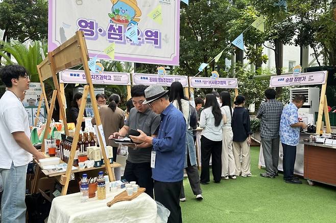 17일 한국수자원공사 다목적홀에서 열린 ‘K-water 이음장날’에 참가한 영산강·섬진강유역 농가. 한국수자원공사