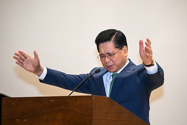 이영훈 목사가 18일 서울 영등포구 국회의원회관에서 여야 의원들의 협력을 강조하며 기도하고 있다. 신석현 포토그래퍼